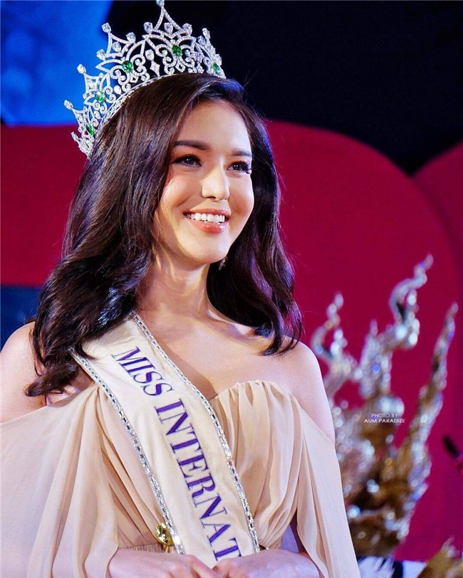 So găng nhan sắc của Hương Giang với 12 cựu Hoa hậu Chuyển giới Quốc tế: Ai hơn ai? - Ảnh 23.