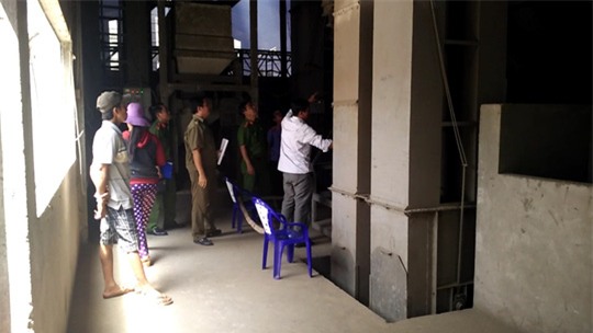 dut cap thang may tu che, nu cong nhan chet tham hinh anh 1