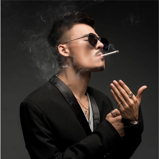 Quá hâm mộ hiện tượng livestream Hoa Vinh, fan khắc chân dung thần tượng lên đầu-5