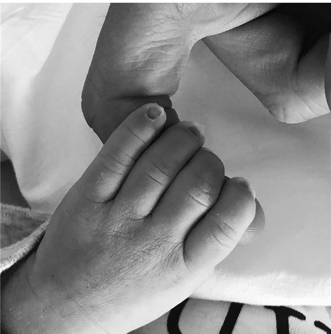 Messi phấn khích khi con trai thứ 3 chào đời - Ảnh 1.