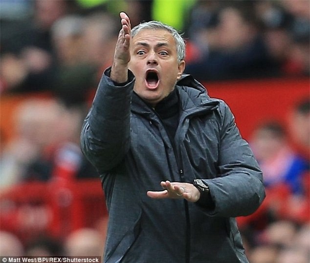 HLV Mourinho bỏ ngoài tai những lời nhận xét về MU