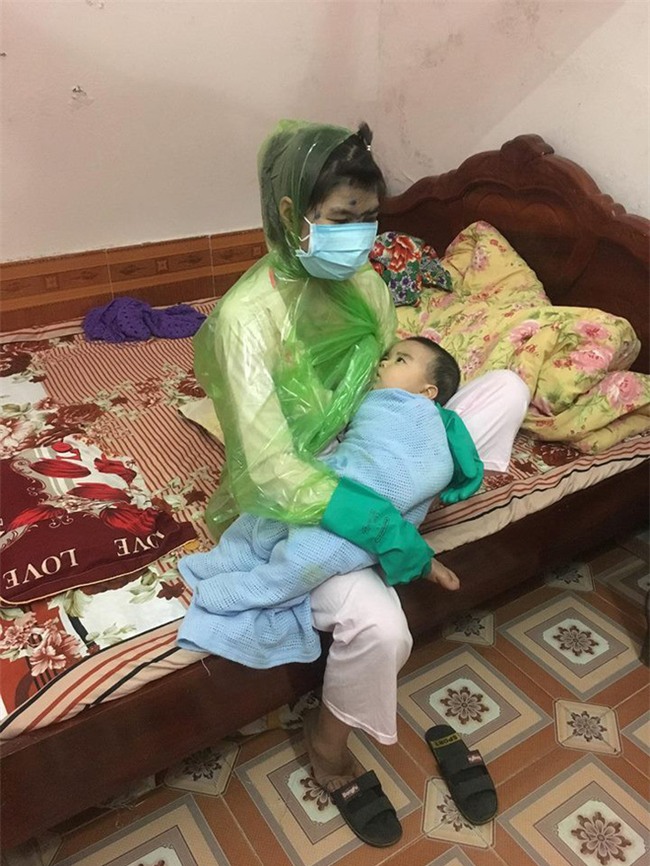 Vừa thương vừa buồn cười cảnh mẹ bị thủy đậu trùm áo mưa kín người, bịt khẩu trang như ninja vẫn ôm con vào lòng cho ti - Ảnh 2.