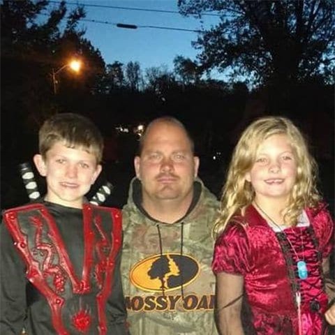 Bắt con trai chạy bộ đến trường giữa trời mưa nhưng ông bố lại này được cư dân mạng vỗ tay khen ngợi - Ảnh 3.