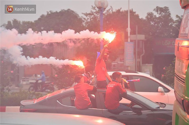 Fan Hải Phòng đốt pháo sáng, nhuộm đỏ đường phố Hà Nội trên đường tiến về sân Hàng Đẫy