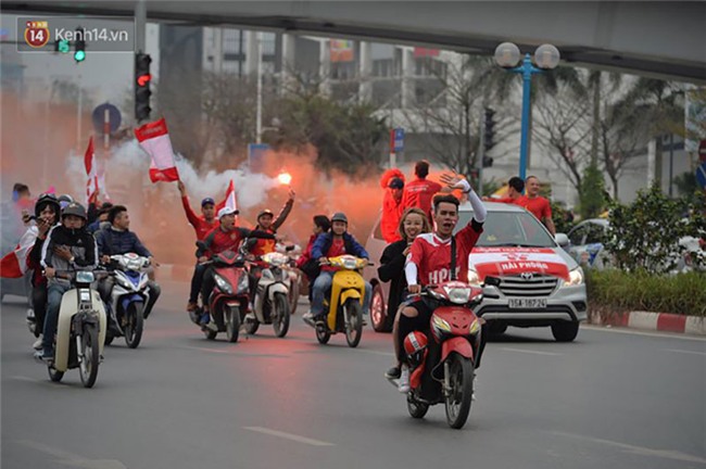 Fan Hải Phòng đốt pháo sáng, nhuộm đỏ đường phố Hà Nội trên đường tiến về sân Hàng Đẫy