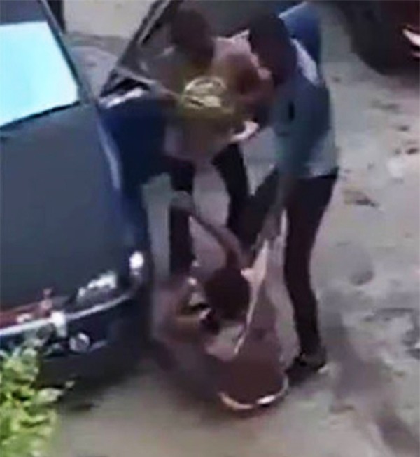 Chồng đánh vợ tới tấp bằng gậy vì nghi ngoại tình khiến ai cũng phải rùng mình