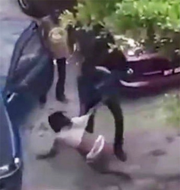 Chồng đánh vợ tới tấp bằng gậy vì nghi ngoại tình khiến ai cũng phải rùng mình