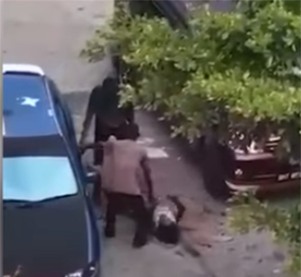 Chồng đánh vợ tới tấp bằng gậy vì nghi ngoại tình khiến ai cũng phải rùng mình