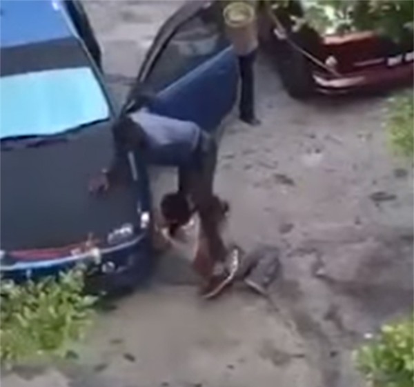 Chồng đánh vợ tới tấp bằng gậy vì nghi ngoại tình khiến ai cũng phải rùng mình