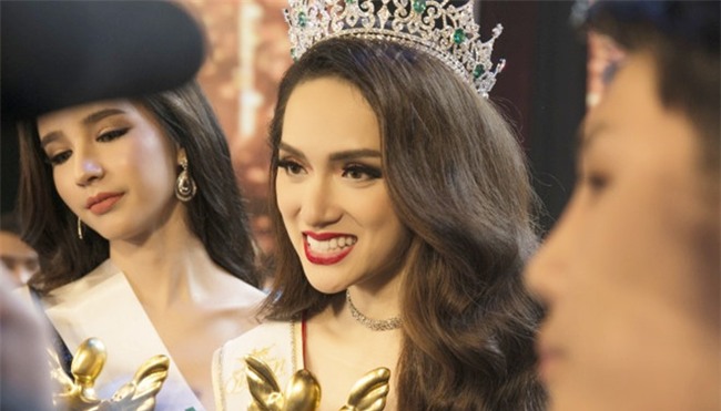 Hoa hậu chuyển giới Mexico nghi ngờ về vương miện của Hương Giang-2
