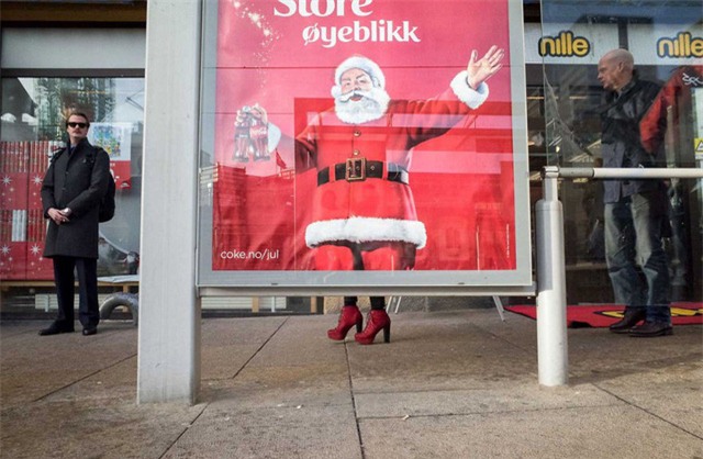Ông già noel có đôi giày thật nữ tính.