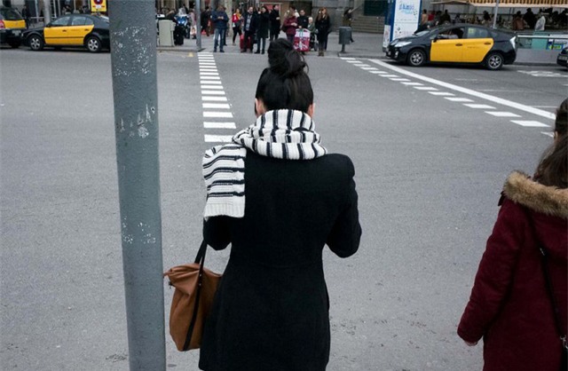 Chiếc khăn kẻ sọc của người phụ nữ thẳng hàng với làn kẻ dành cho người đi đường.
