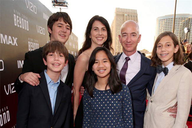 Vợ chồng tỷ phú Bezos chú trọng việc nuôi dạy con. Ảnh: Getty Images.