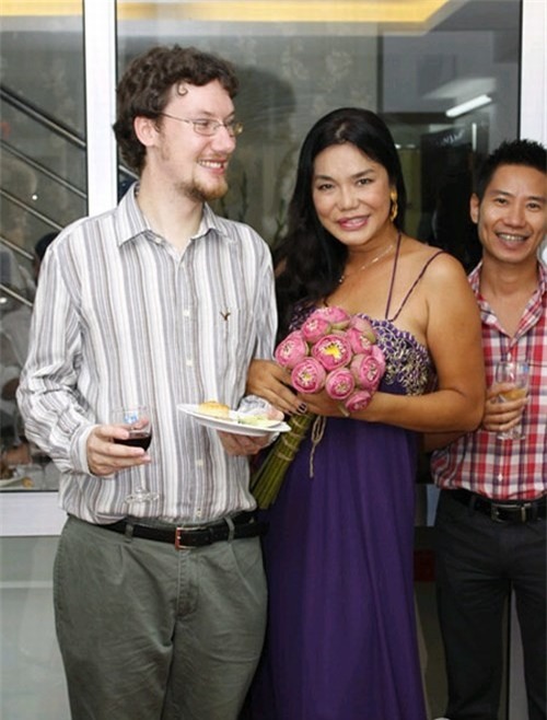 Mất đi người đàn ông yêu thương mình đúng lúc tưởng như đã tìm thấy bến đỗ bình yên, Cindy Thái Tài như thấy con đường tìm kiếm cho chị một gia đình đúng nghĩa càng thêm khó khăn. - Tin sao Viet - Tin tuc sao Viet - Scandal sao Viet - Tin tuc cua Sao - Tin cua Sao