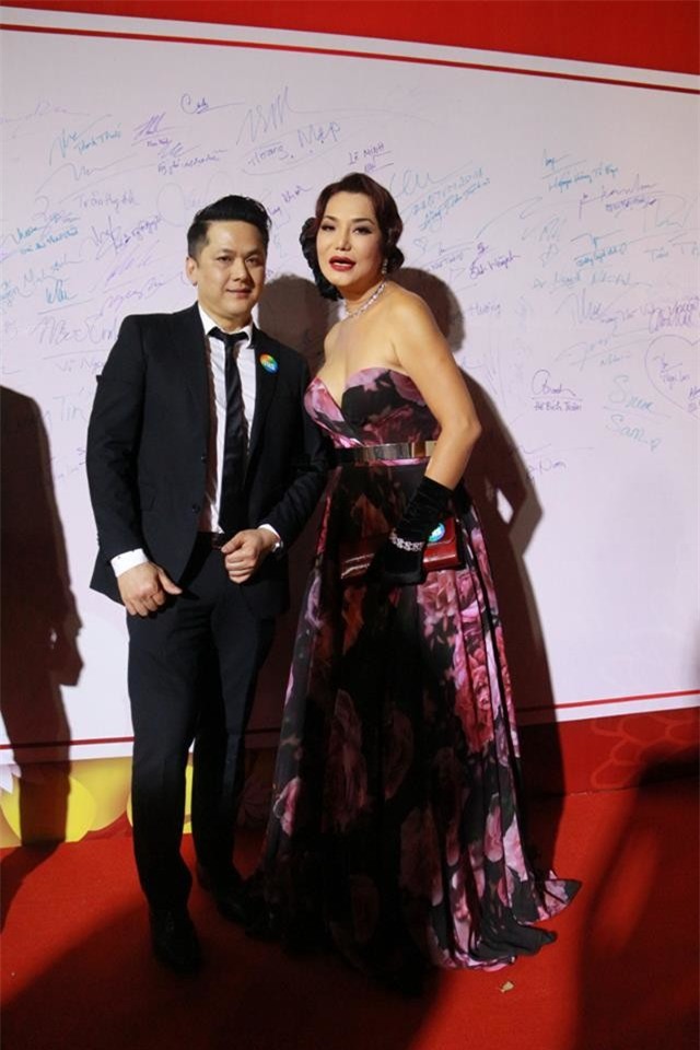 Cô và bạn trai khá tình tứ trước ống kính của truyền thông. - Tin sao Viet - Tin tuc sao Viet - Scandal sao Viet - Tin tuc cua Sao - Tin cua Sao