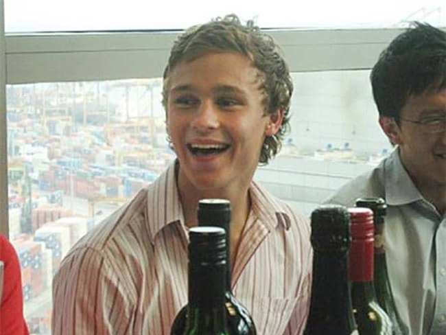 Đau khổ và kinh hãi: Nuốt con ốc sên, VĐV liệt cả đời - 1