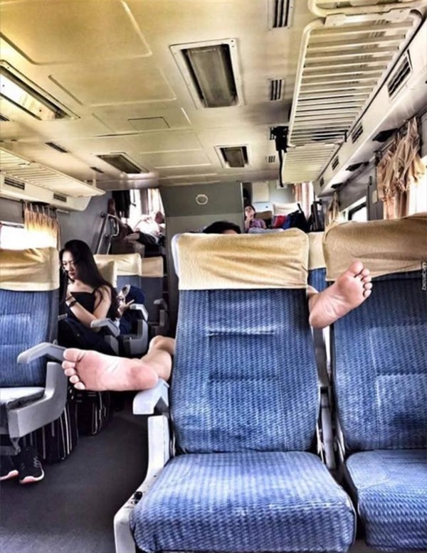 Bạn đồng hành bất ngờ trên chuyến bay khiến vị khách ngán ngẩm - Ảnh 3.