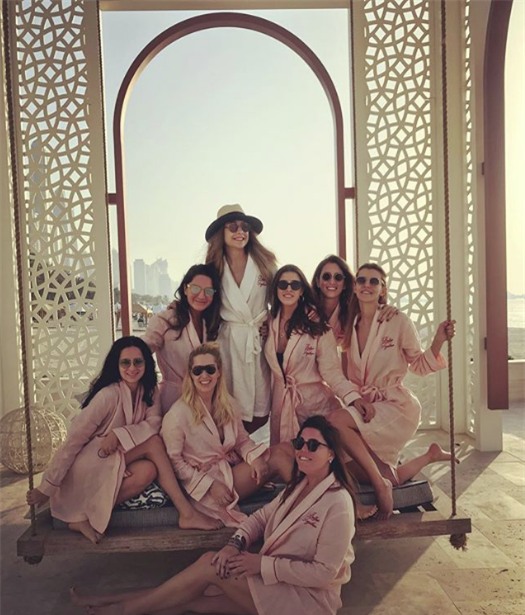 Đưa 7 phù dâu đi chơi bằng máy bay riêng, cô gái không ngờ thảm kịch xảy ra, cướp đi sinh mạng cả 8 người - Ảnh 1.