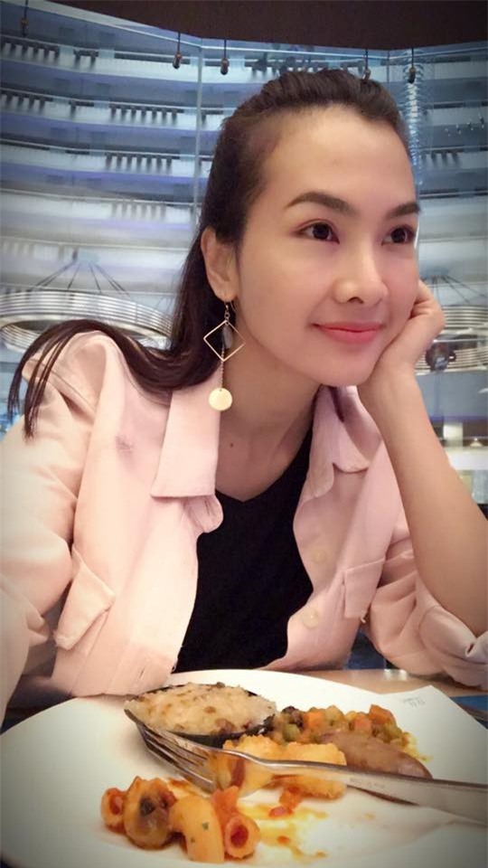 Siêu mẫu Hà Anh, diễn viên Anh Thư lên tiếng về bức ảnh mẹ vén váy cho con bú nơi công cộng - Ảnh 6.