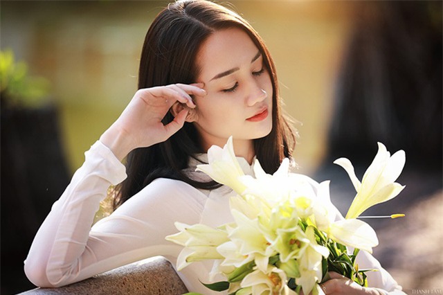 Năm nay, hoa loa kèn nở sớm cũng là dịp cho các cho gái yêu hoa như Hoàng Ngọc Hà Hải Yến thực hiện những bộ ảnh đẹp tuyệt.