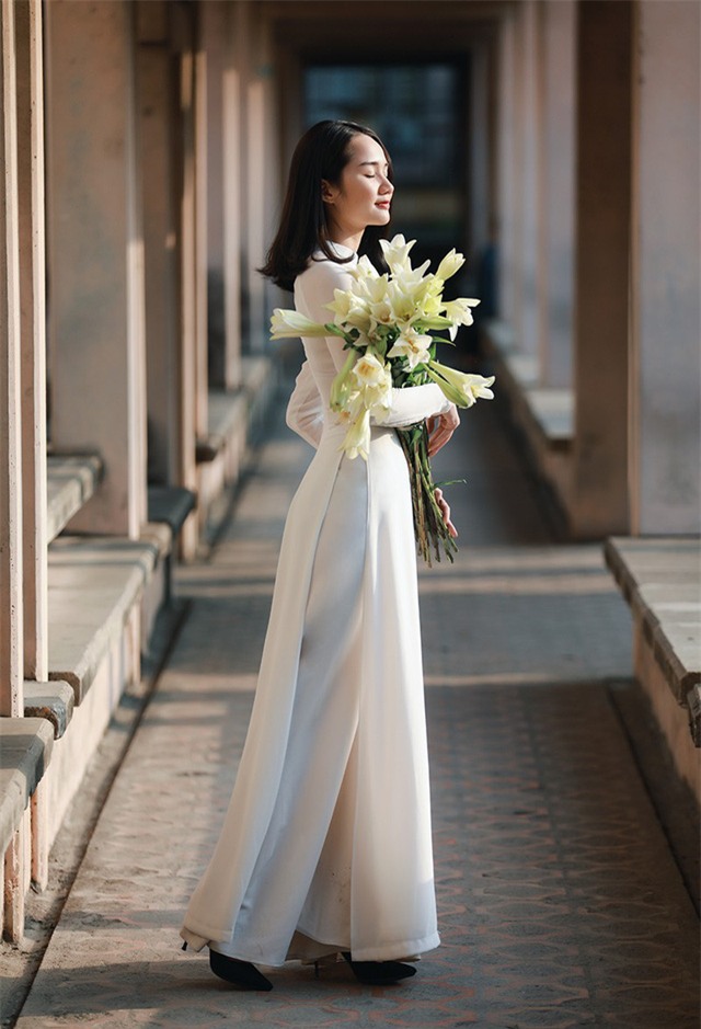 Yến trong bộ áo dài trắng thể hiện nét đẹp dịu dàng của người con gái khiến người ta liên tưởng tới bức tranh Thiếu nữ bên hoa huệ của Tô Ngọc Vân năm xưa.