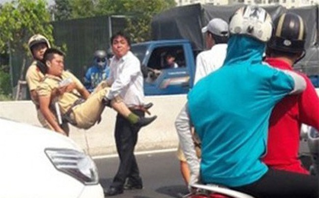 CSGT bị tông nguy kịch trong đêm khi ra hiệu dừng xe vi phạm