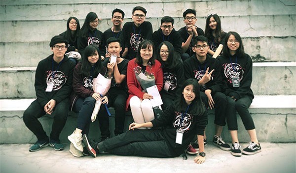 Diệu Linh cùng các bạn của mình chúc mừng cô giáo nhân ngày 20/11.