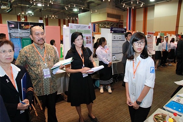 Linh thuyết trình về đề tài khoa học tại cuộc thi 'Asean students science project competition'tổ chức tại Thái Lan.