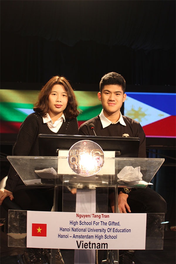 Linh và bạn cùng thi tham gia cuộc thi đấu trí tuệ tổng hợp Nobel Quiz Mania ở Nepal.