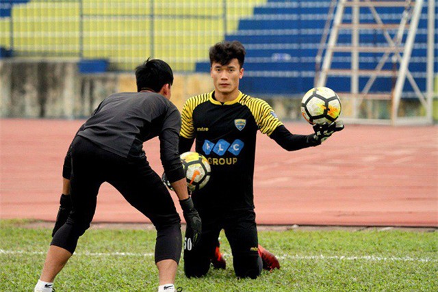 Thủ môn Bùi Tiến Dũng đang được ưu tiên bắt chính ở FLC Thanh Hóa