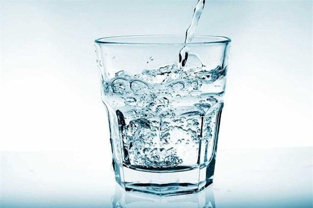 Uống nước tưởng dễ nhưng hóa ra từ trước tới nay chúng ta đều làm sai-1