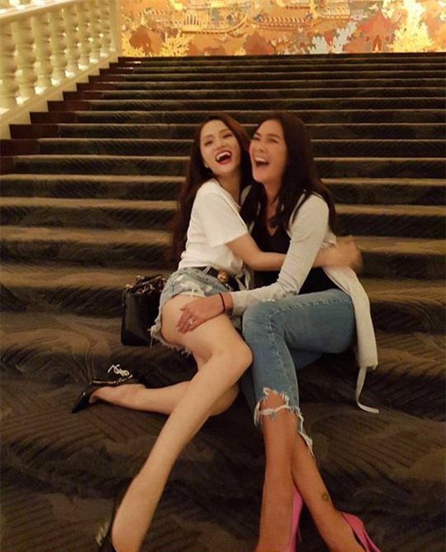 Cuối cùng Hương Giang và "chị đại" Lukkade cũng có kiểu ảnh chung với nhau rồi đây! - Ảnh 1.