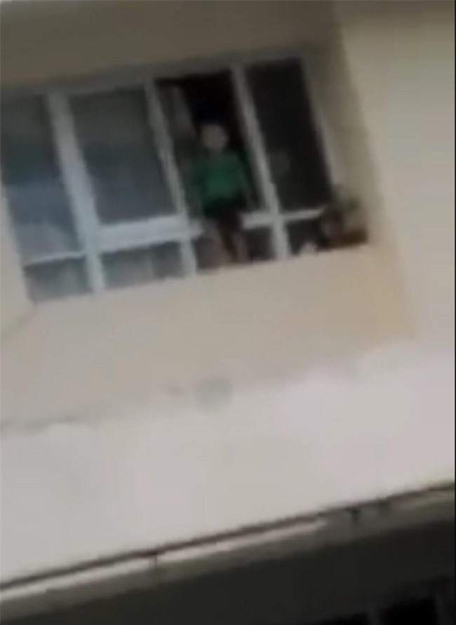 Bé trai 3 tuổi một mình leo ra cửa sổ tầng 11 chung cư, người dân hốt hoảng đập cửa mẹ mới chạy ra bế vào - Ảnh 2.