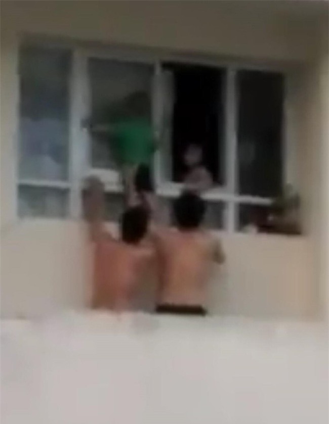 Bé trai 3 tuổi một mình leo ra cửa sổ tầng 11 chung cư, người dân hốt hoảng đập cửa mẹ mới chạy ra bế vào - Ảnh 3.