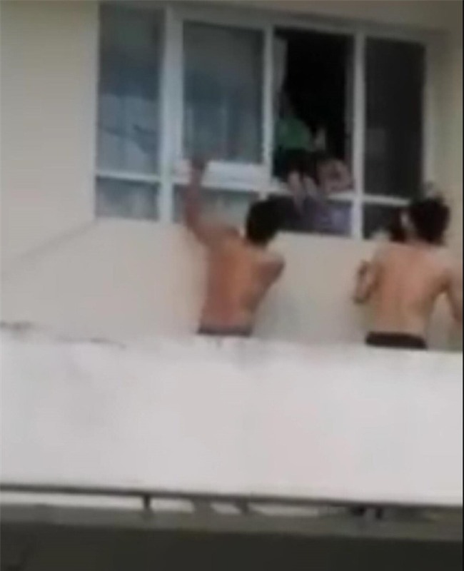 Bé trai 3 tuổi một mình leo ra cửa sổ tầng 11 chung cư, người dân hốt hoảng đập cửa mẹ mới chạy ra bế vào - Ảnh 4.