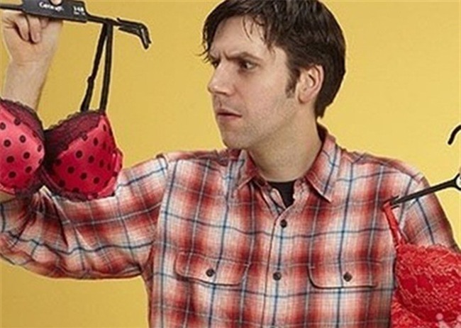 Cười ra nước mắt với những ông chồng chẳng biết gì về điện nhưng rất hăm hở đi mua đồ lót tặng vợ yêu - Ảnh 1.