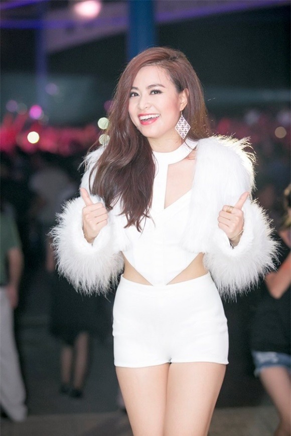 hoi ban gai doc than xinh dep, giau co va dang cap cua hoang thuy linh hinh anh 1