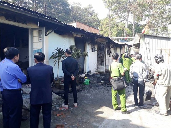 Cận cảnh hiện trường vụ cháy kinh hoàng làm 5 người tử vong ở Đà Lạt - Ảnh 5.