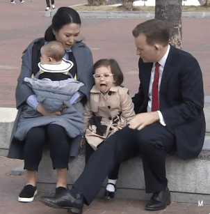 Một năm sau đoạn video nổi tiếng BBC Dad, gia đình vị giáo sư và 2 đứa con đáng yêu đã thay đổi như thế nào? - Ảnh 4.