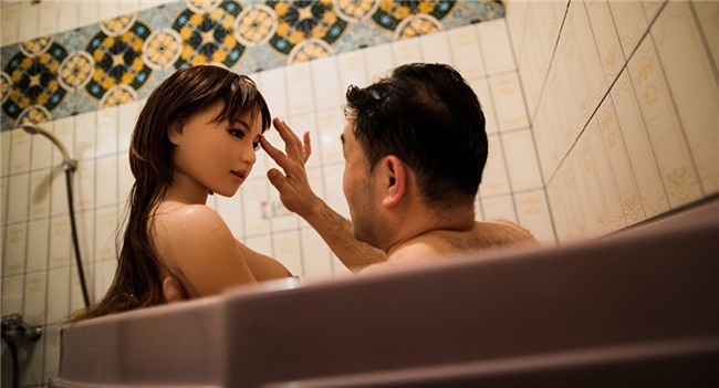 Sex với búp bê tình dục có thể khiến người thật ngồi tù 5 năm