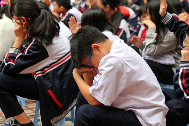 Những chia sẻ, những câu chuyện của thầy Nhân đã khiến những đôi mắt nhòe nước, những tiếng nấc nghẹn lên từng cơn. Có những phút giây, con đã là đứa con hư không nghe lời bố mẹ. Con xin lỗi!