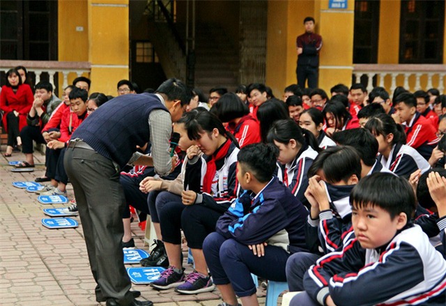 Những câu hỏi, những chia sẻ của thầy Nhân đã khiến các bạn học sinh nghẹn ngào khi về bố mẹ!