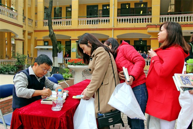  Sau buổi chia sẻ, thầy Nguyễn Thành Nhân đã kí tặng sách cho các thầy cô, phụ huynh, học sinh trong trường. 