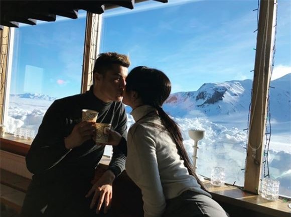 Ronaldo lãng mạn hôn bạn gái giữa trời đầy tuyết - Ảnh 1.