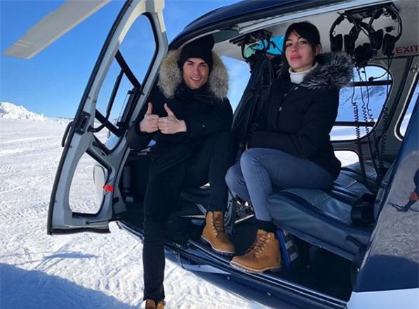 Ronaldo lãng mạn hôn bạn gái giữa trời đầy tuyết - Ảnh 3.