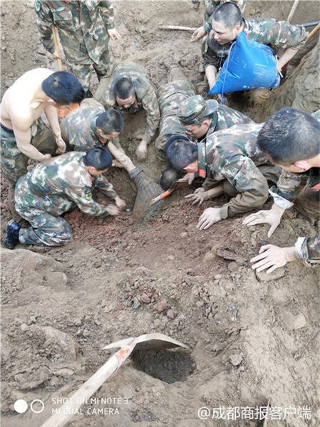 Hàng chục cảnh sát dùng tay đào đất cứu người bị chôn sống - Ảnh 1.