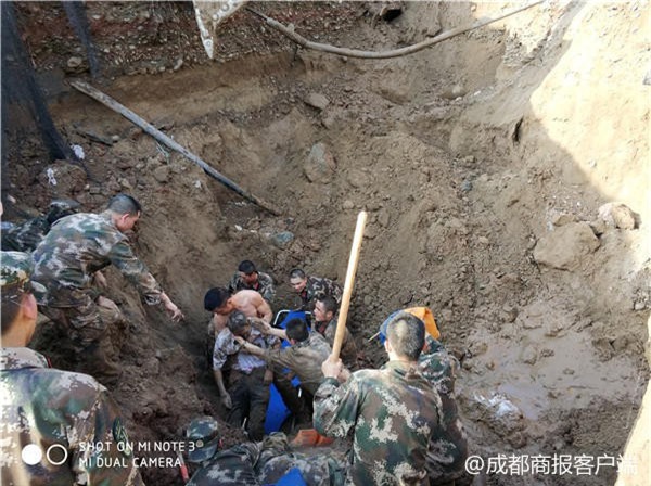 Hàng chục cảnh sát dùng tay đào đất cứu người bị chôn sống - Ảnh 3.