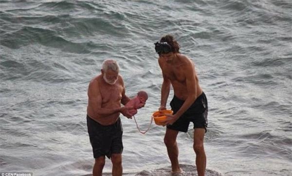 ba me de con ngay khi dang tam bien khien cu dan mang "khong thot nen loi" - 1