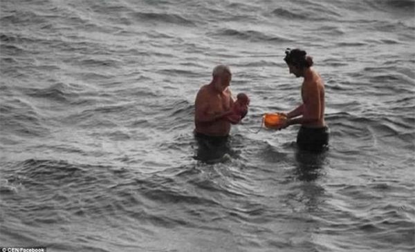 ba me de con ngay khi dang tam bien khien cu dan mang "khong thot nen loi" - 3