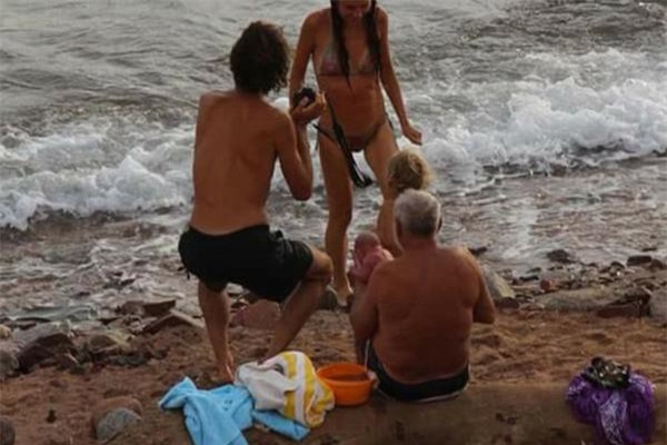 ba me de con ngay khi dang tam bien khien cu dan mang "khong thot nen loi" - 5